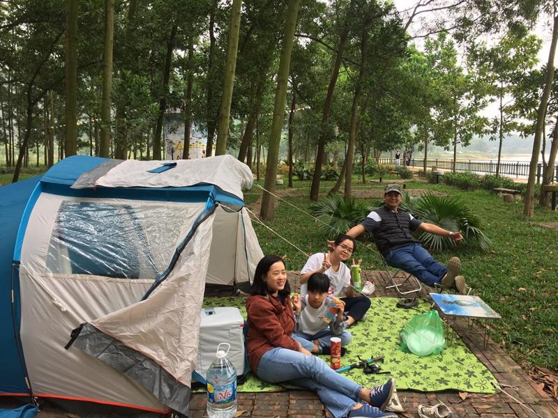 Gia đình anh Vị cắm trại tại khu Hàm Rồng, hồ Đồng Quan